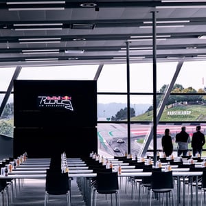 Red Bull Ring - Projekt Spielberg - Seminarraum mit Blick auf die Strecke